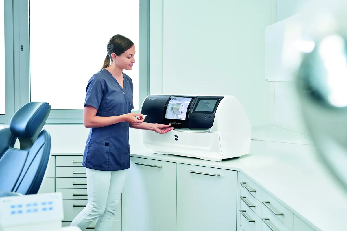 Dentista operando a CEREC Primemill no consultório