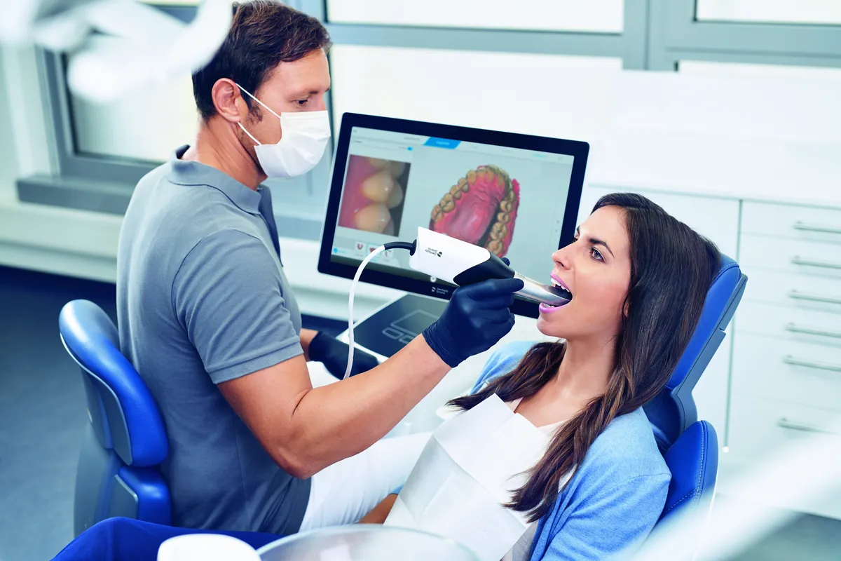 Dentista escaneando paciente com a Primescan AC