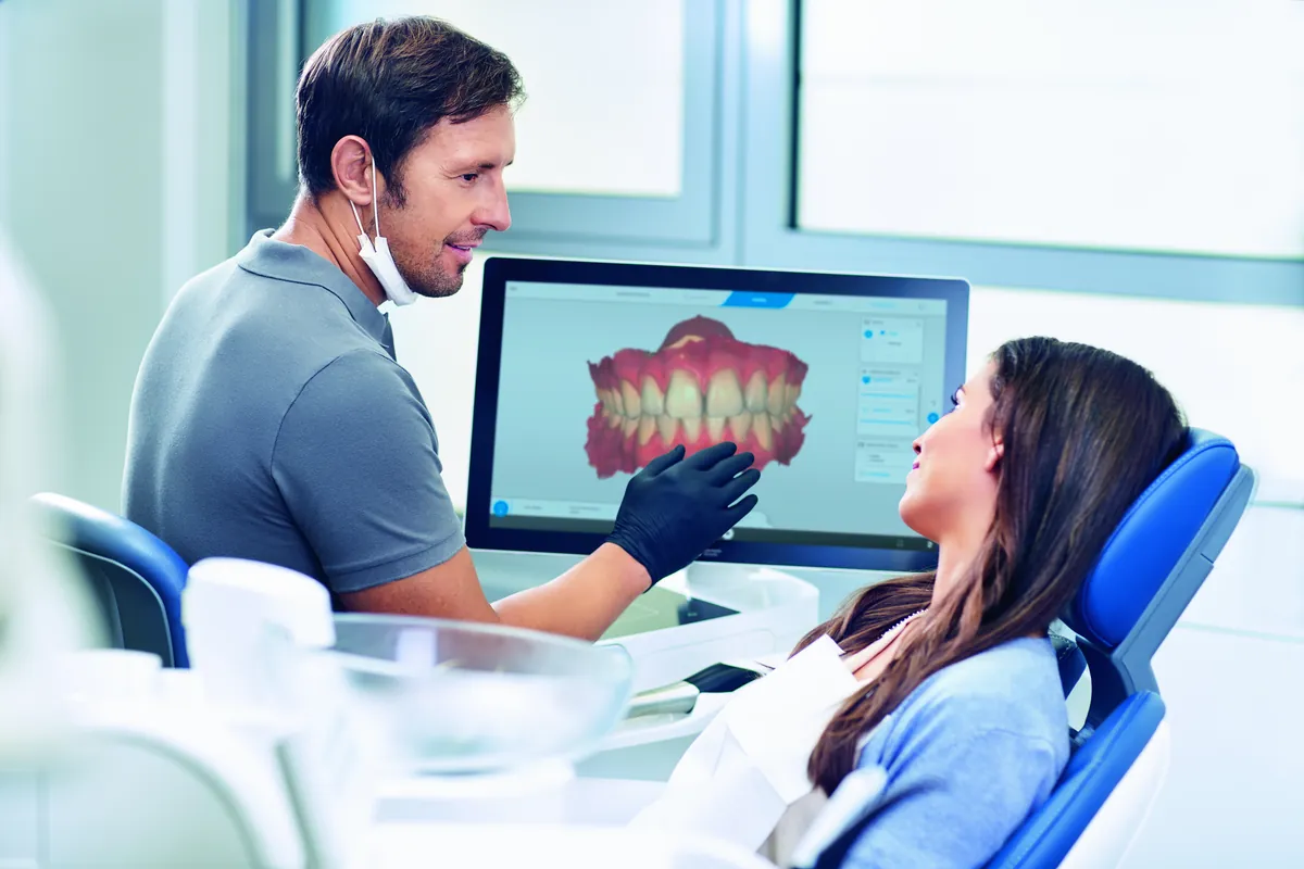 Dentista mostrando o resultado do escaneamento ao paciente