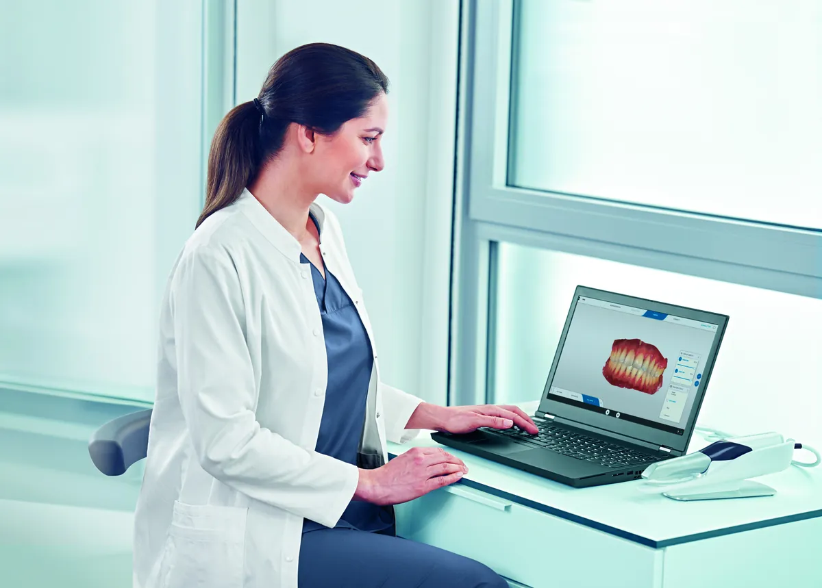 Dentista utilizando a Primescan Connect no consultório