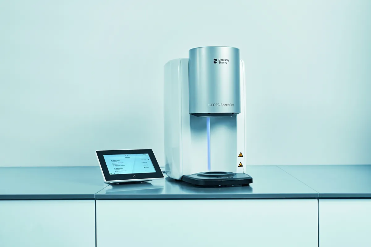 CEREC SpeedFire sobre a bancada da clínica