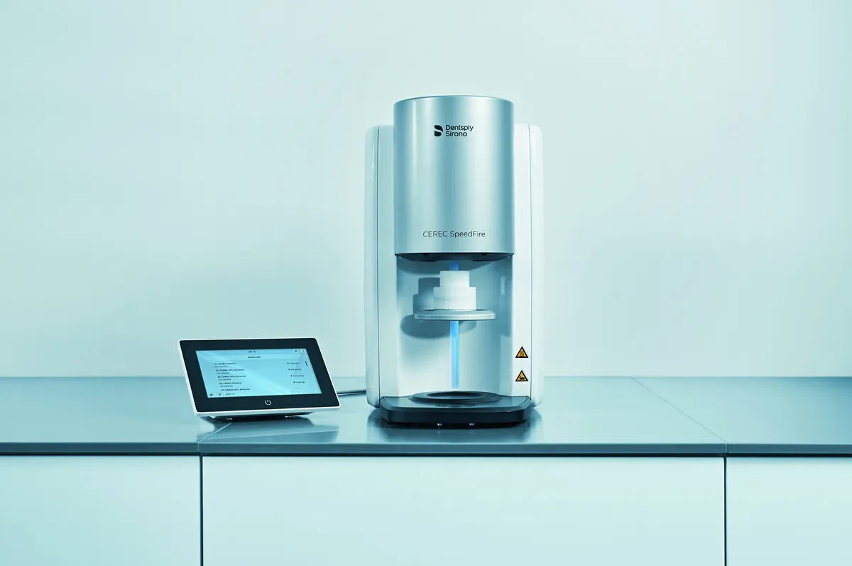 CEREC SpeedFire com touchscreen em ambiente clínico